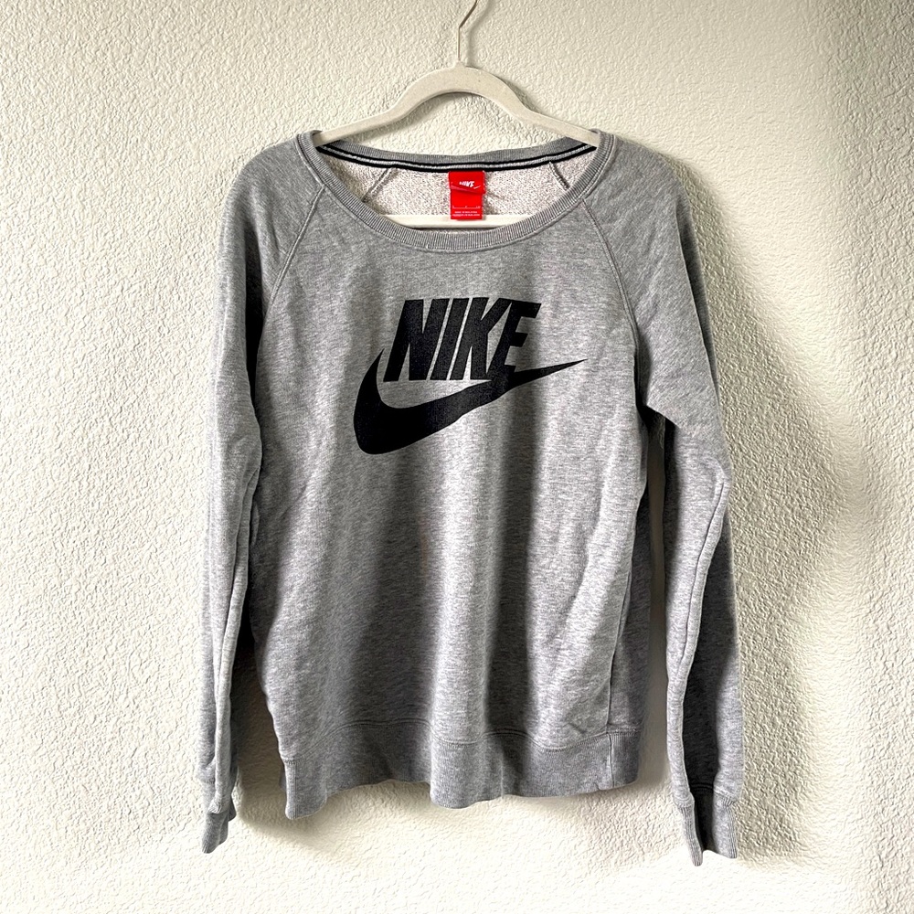 Nike long sleeves sweater with Logo in front